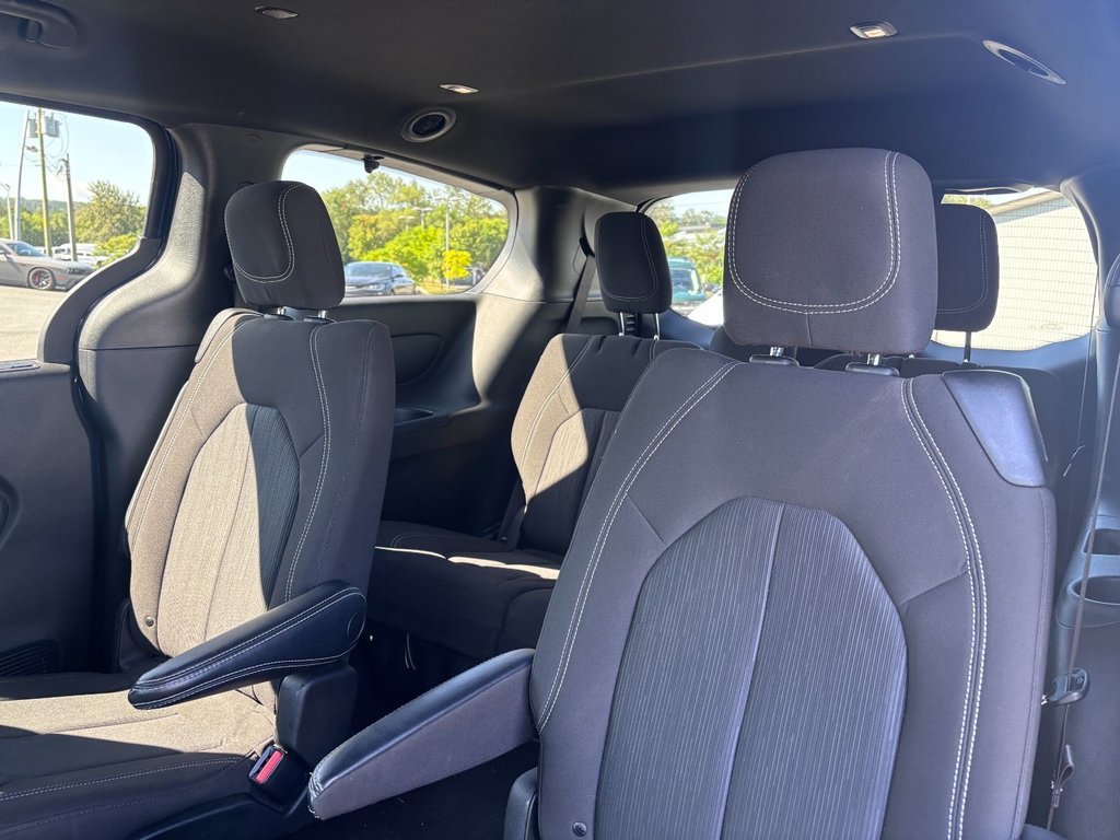 2022 Chrysler Pacifica Touring in Saint-Georges, Quebec - 25 - w1024h768px
