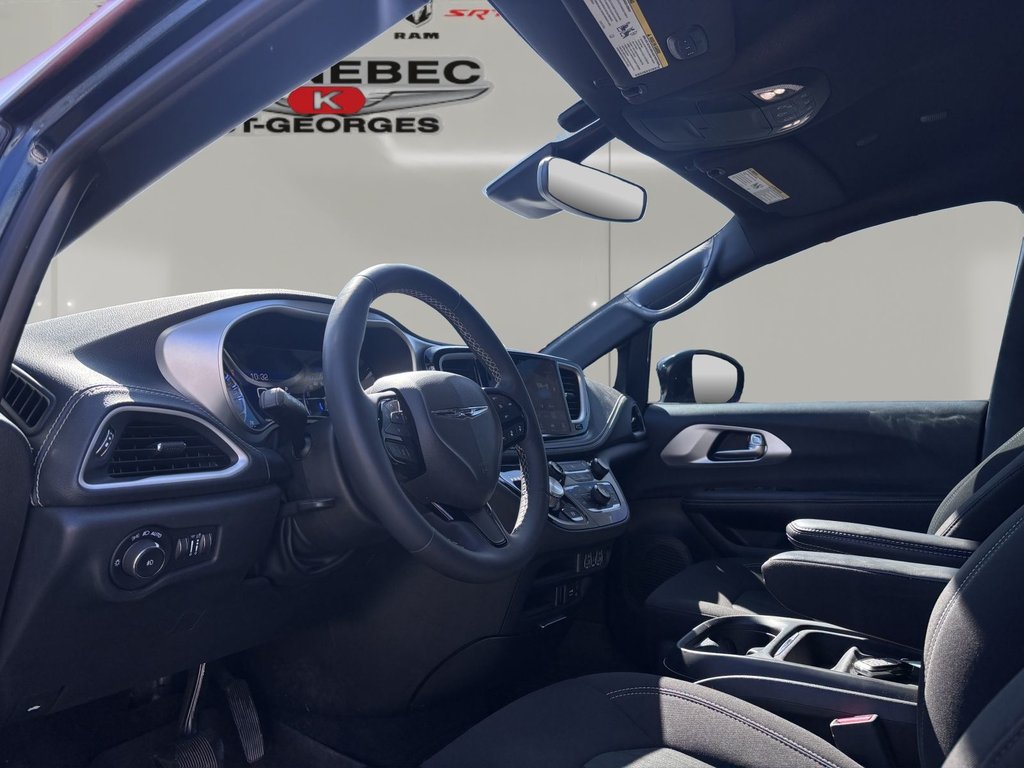 2022 Chrysler Pacifica Touring in Saint-Georges, Quebec - 13 - w1024h768px