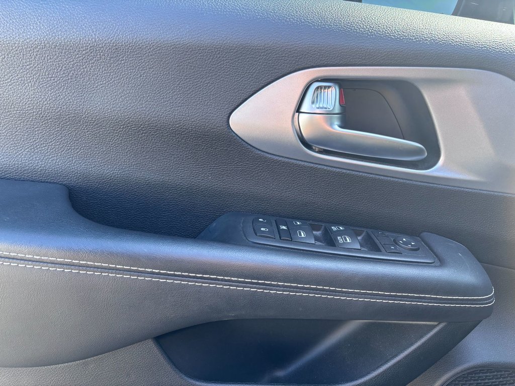 2022 Chrysler Pacifica Touring in Saint-Georges, Quebec - 12 - w1024h768px