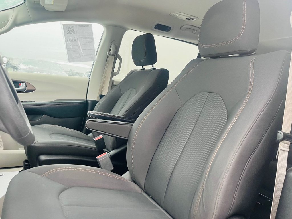 Chrysler PACIFICA LX  2018 à Saint-Georges, Québec - 10 - w1024h768px
