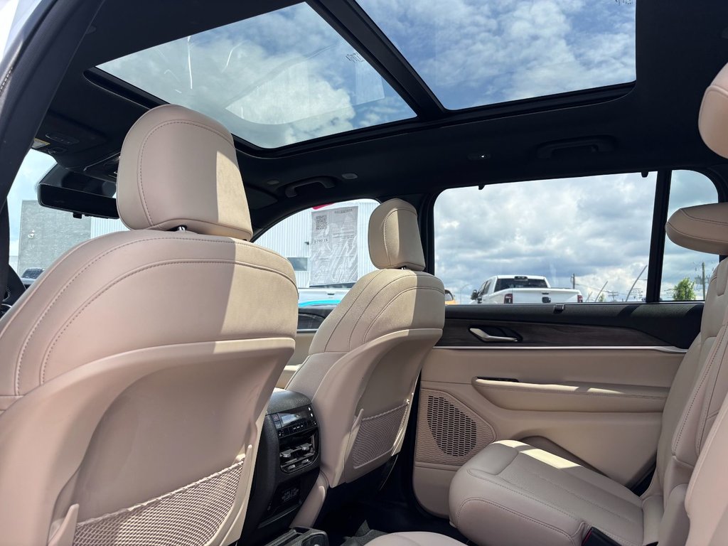 2023 Jeep Grand Cherokee L Limited in Saint-Georges, Quebec - 23 - w1024h768px