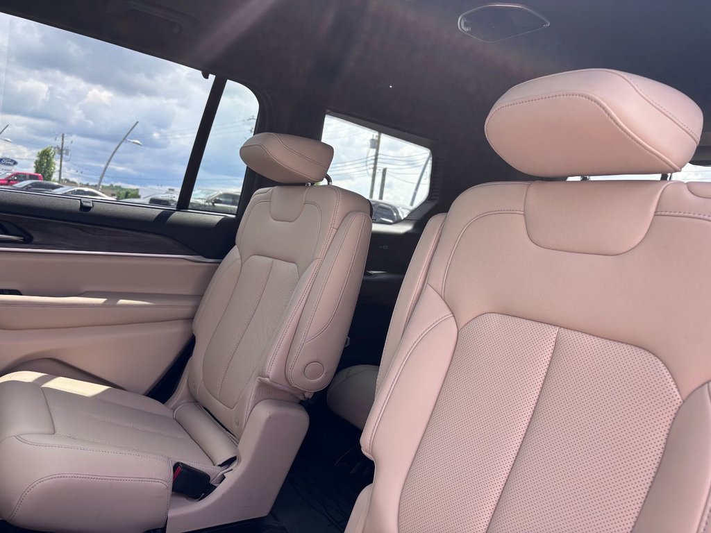2023 Jeep Grand Cherokee L Limited in Saint-Georges, Quebec - 25 - w1024h768px