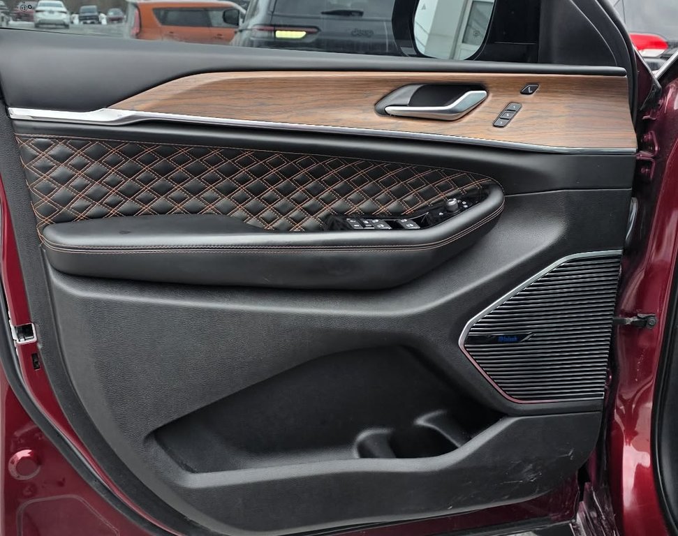 2023 Jeep Grand Cherokee Summit in Saint-Georges, Quebec - 12 - w1024h768px