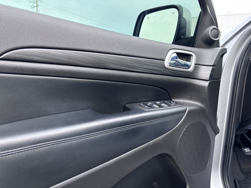 Jeep GRAND CHEROKEE LAREDO  2021 à Saint-Georges, Québec - 12 - w1024h768px