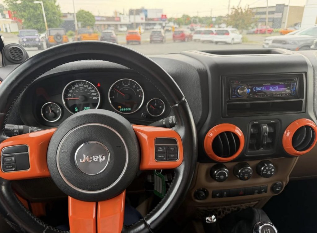 Jeep Wrangler Unlimited Sahara 2012 à Saint-Georges, Québec - 12 - w1024h768px