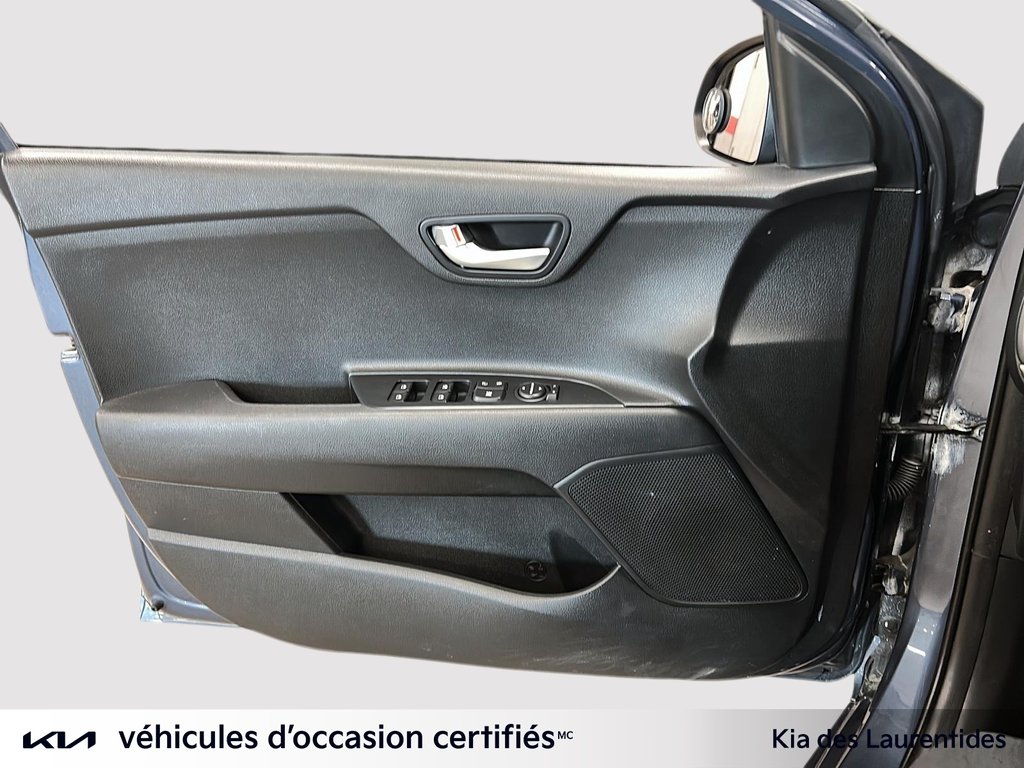 Kia Rio 5-door LX+, JAMAIS ACCIDENTÉ, PNEUS D'HIVERS 2018 à Mirabel, Québec - 9 - w1024h768px