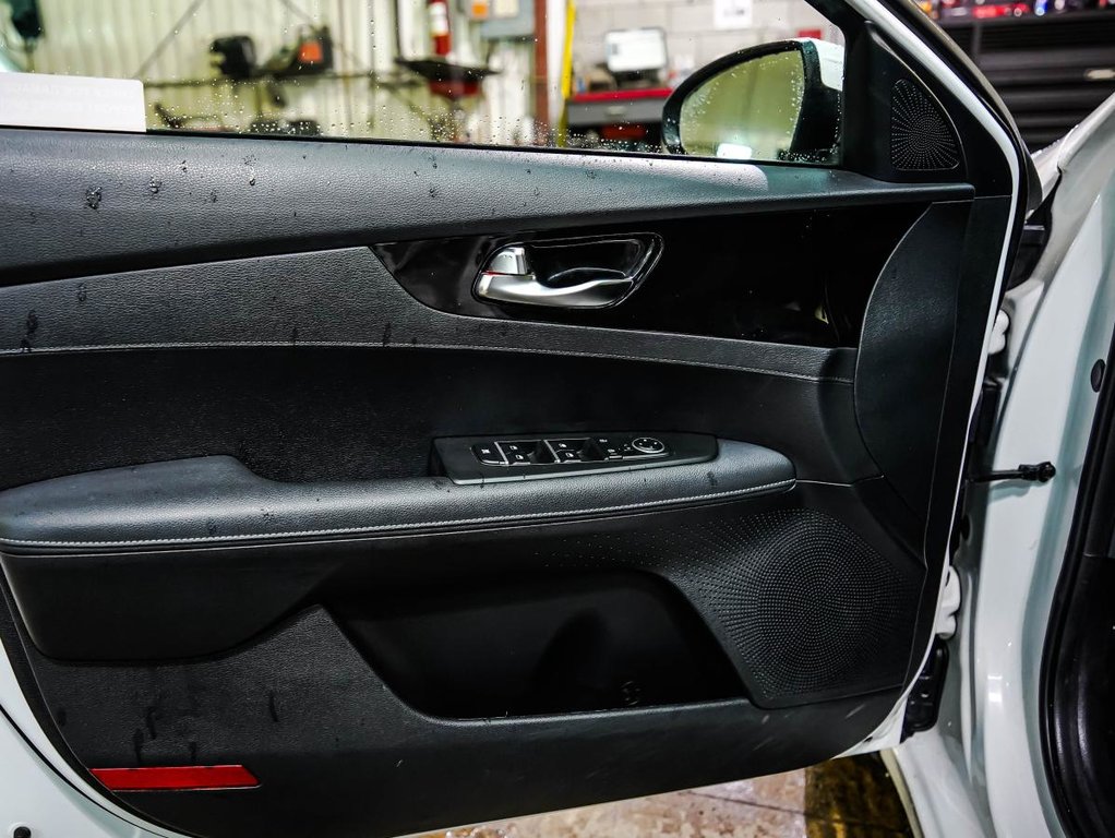 2022 Kia Forte EX IVT **GARANTIE 10 ANS / 200 000KM ** VOLANT+ SIÈGES CHAUFFANTS** in Montréal, Quebec - 12 - w1024h768px