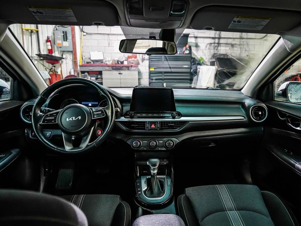 2022 Kia Forte EX IVT **GARANTIE 10 ANS / 200 000KM ** VOLANT+ SIÈGES CHAUFFANTS** in Montréal, Quebec - 15 - w1024h768px