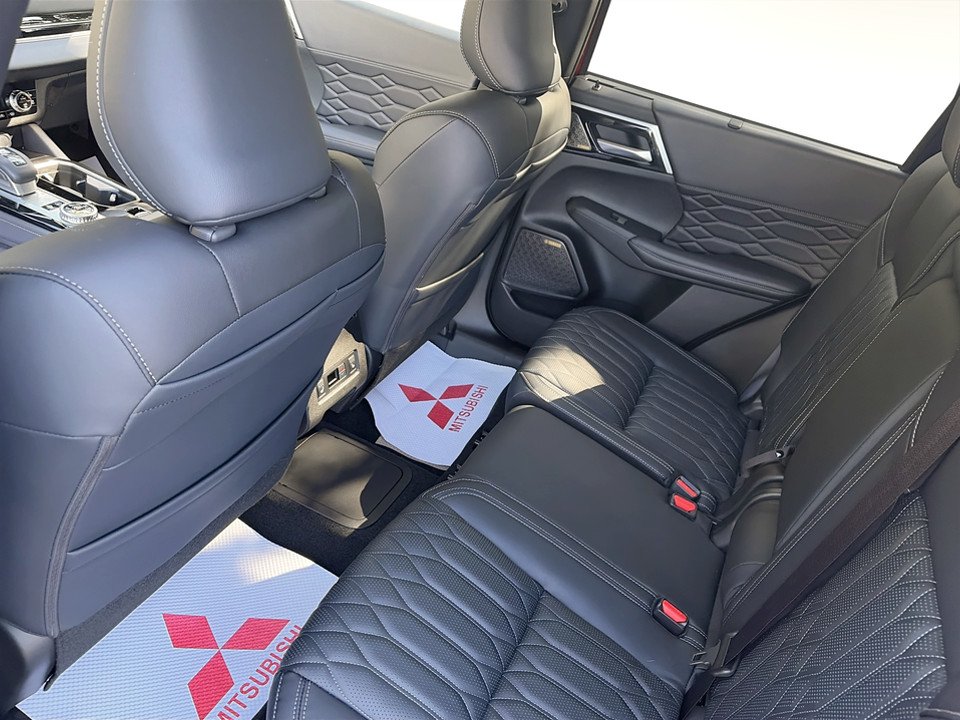 2026 Mitsubishi Outlander Plug-in Hybrid GT S-AWC in Kentville, Nova Scotia - 12 - w1024h768px