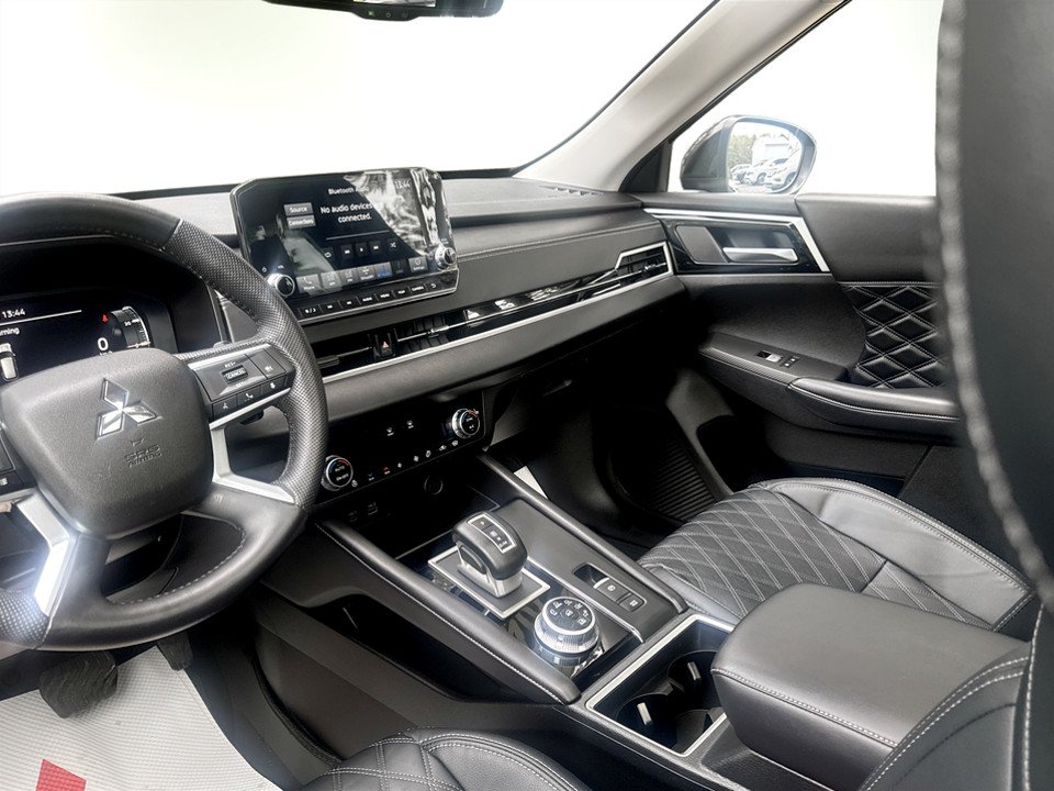 2023 Mitsubishi Outlander SEL, keyless entry, backup camera, Bluetooth in COLDBROOK, Nova Scotia - 11 - w1024h768px