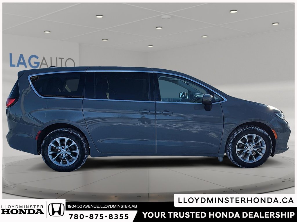 2023 Chrysler Pacifica Touring-L-6
