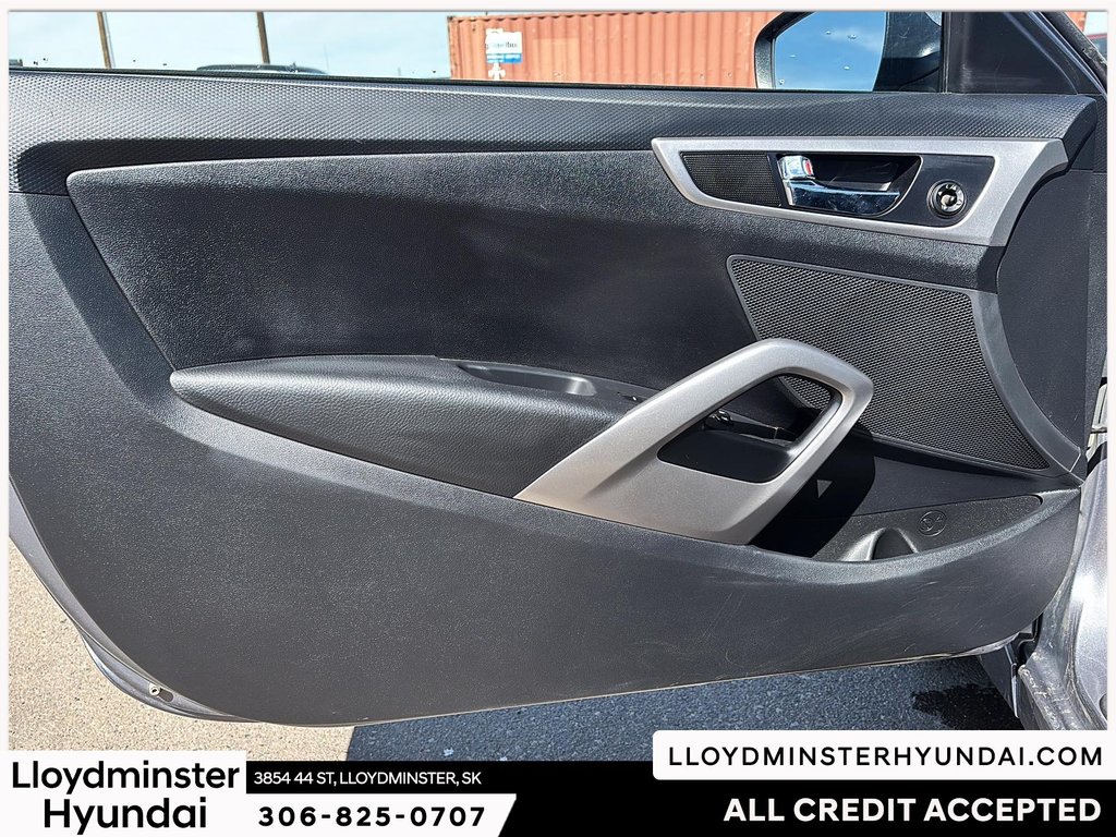 2016 Hyundai Veloster SE in Lloydminster, Saskatchewan - 13 - w1024h768px