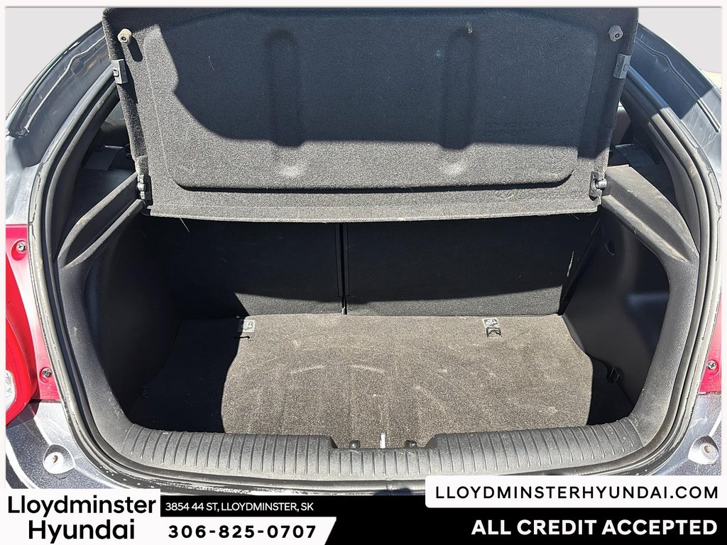 2016 Hyundai Veloster SE in Lloydminster, Saskatchewan - 8 - w1024h768px