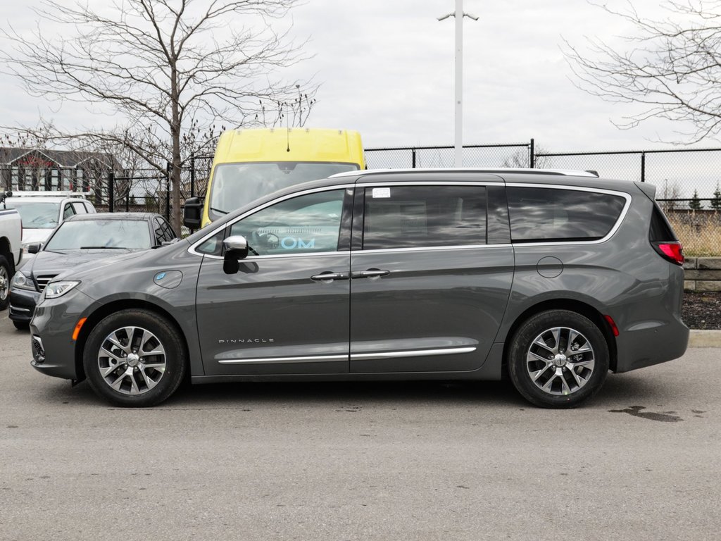 2023 Chrysler Pacifica Hybrid Pinnacle in Ajax, Ontario at Lakeridge Auto Gallery - 3 - w1024h768px