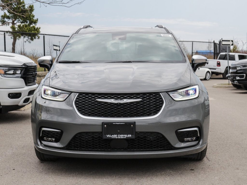 2023 Chrysler Pacifica Hybrid Pinnacle in Ajax, Ontario at Lakeridge Auto Gallery - 2 - w1024h768px