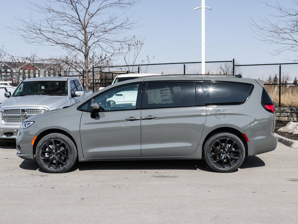 2023 Chrysler Pacifica Touring-L in Ajax, Ontario at Lakeridge Auto Gallery - 3 - w1024h768px