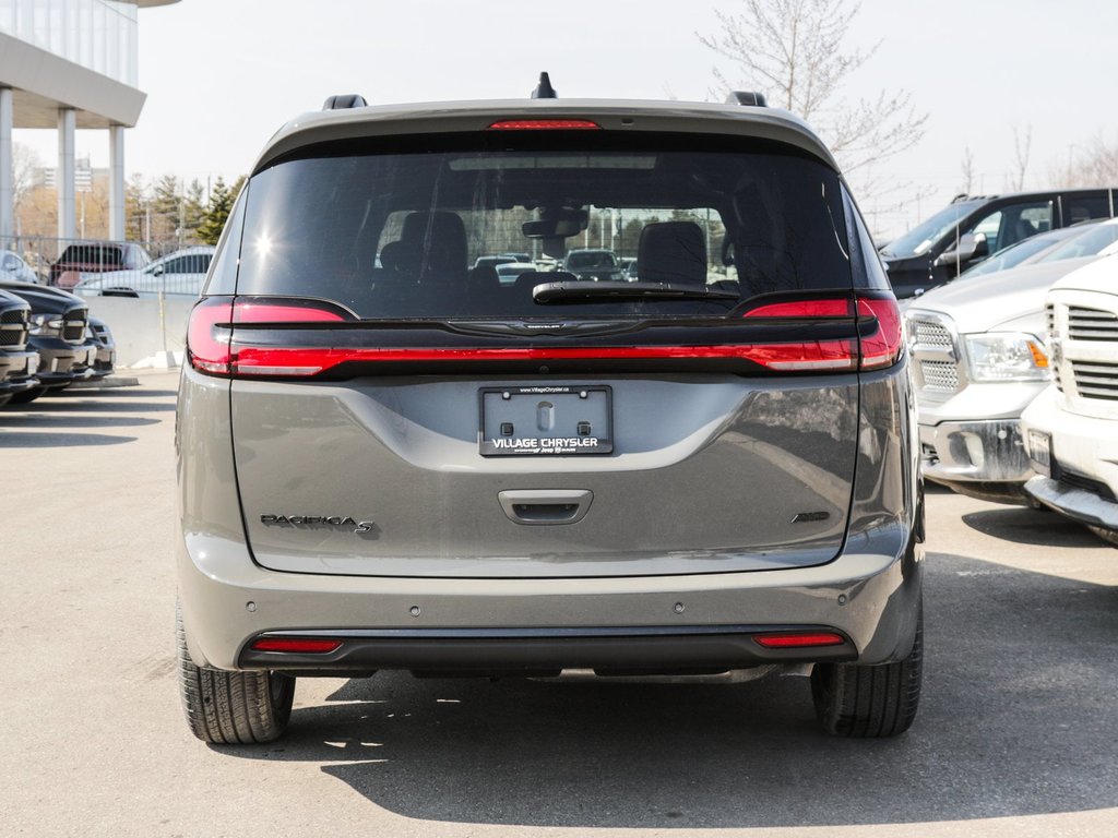 2023 Chrysler Pacifica Touring-L in Ajax, Ontario at Lakeridge Auto Gallery - 5 - w1024h768px