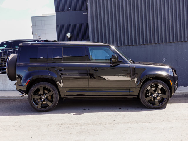 2024 Land Rover Defender 110 P525 V8 in Ajax, Ontario at Lakeridge Auto Gallery - 3 - w1024h768px