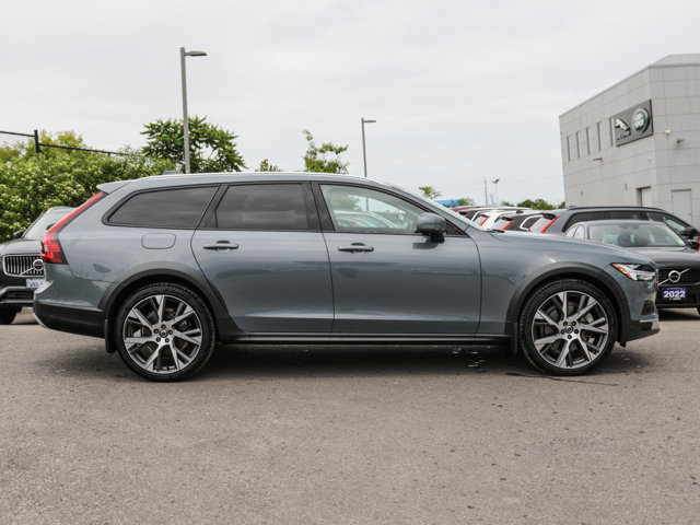2022 Volvo V90 Cross Country in Ajax, Ontario at Lakeridge Auto Gallery - 4 - w1024h768px