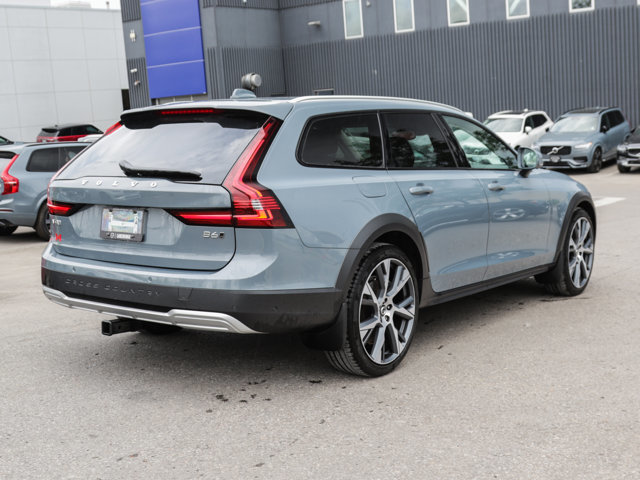 2022 Volvo V90 Cross Country in Ajax, Ontario at Lakeridge Auto Gallery - 5 - w1024h768px