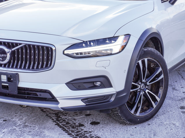 2022 Volvo V90 Cross Country Base in Ajax, Ontario at Lakeridge Auto Gallery - 9 - w1024h768px