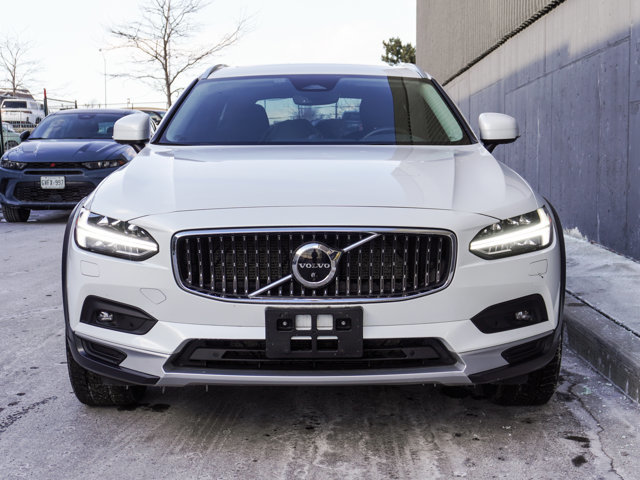 2022 Volvo V90 Cross Country Base in Ajax, Ontario at Lakeridge Auto Gallery - 3 - w1024h768px