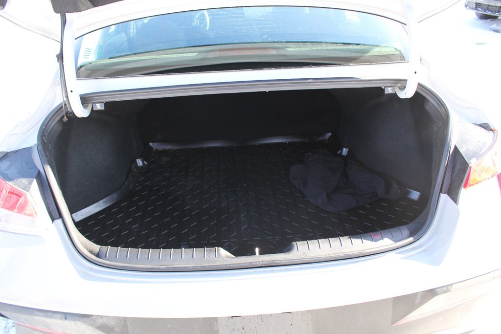 Hyundai Elantra Preferred 2024 à , Québec - 23 - w1024h768px