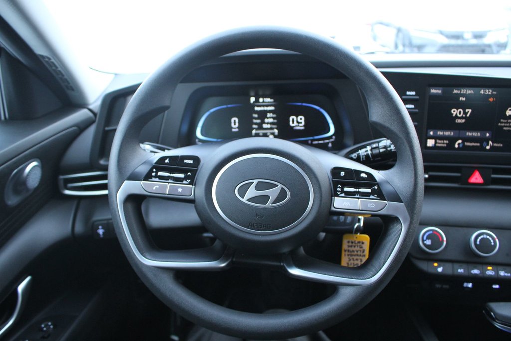 Hyundai Elantra Essential 2025 à Gatineau, Québec - 10 - w1024h768px