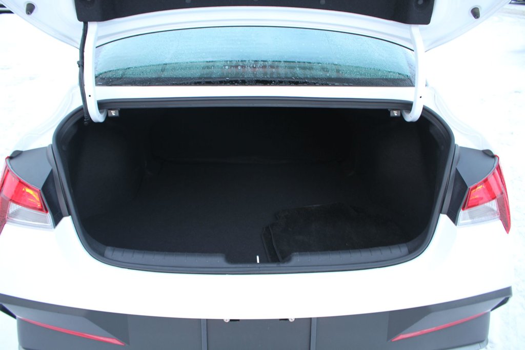 Hyundai Elantra Essential 2025 à Gatineau, Québec - 21 - w1024h768px