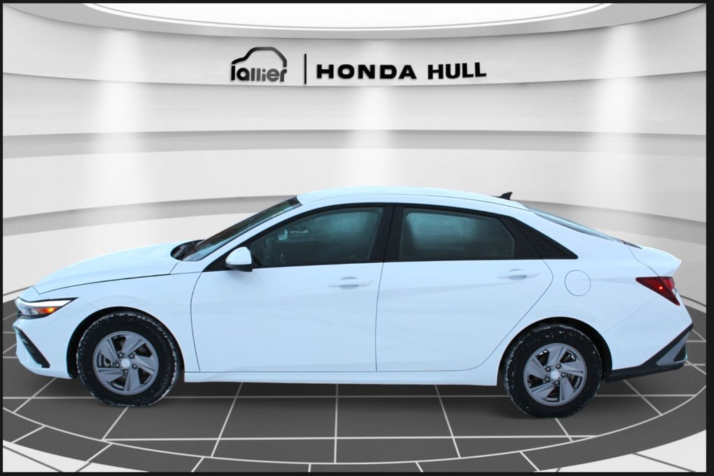 Hyundai Elantra Essential 2025 à Gatineau, Québec - 2 - w1024h768px