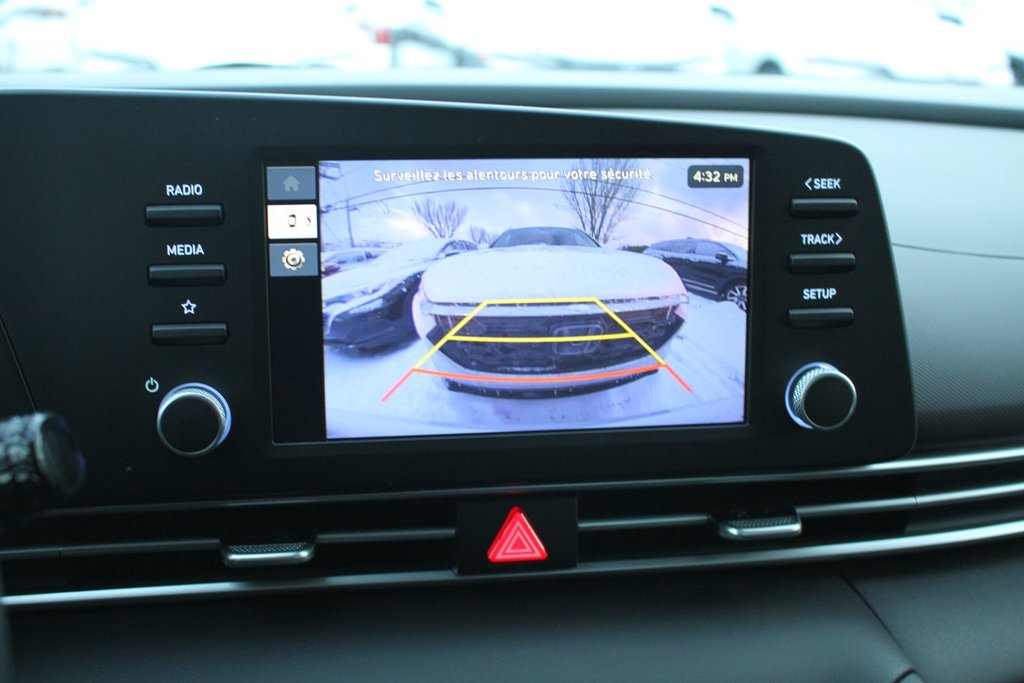 Hyundai Elantra Essential 2025 à Gatineau, Québec - 18 - w1024h768px