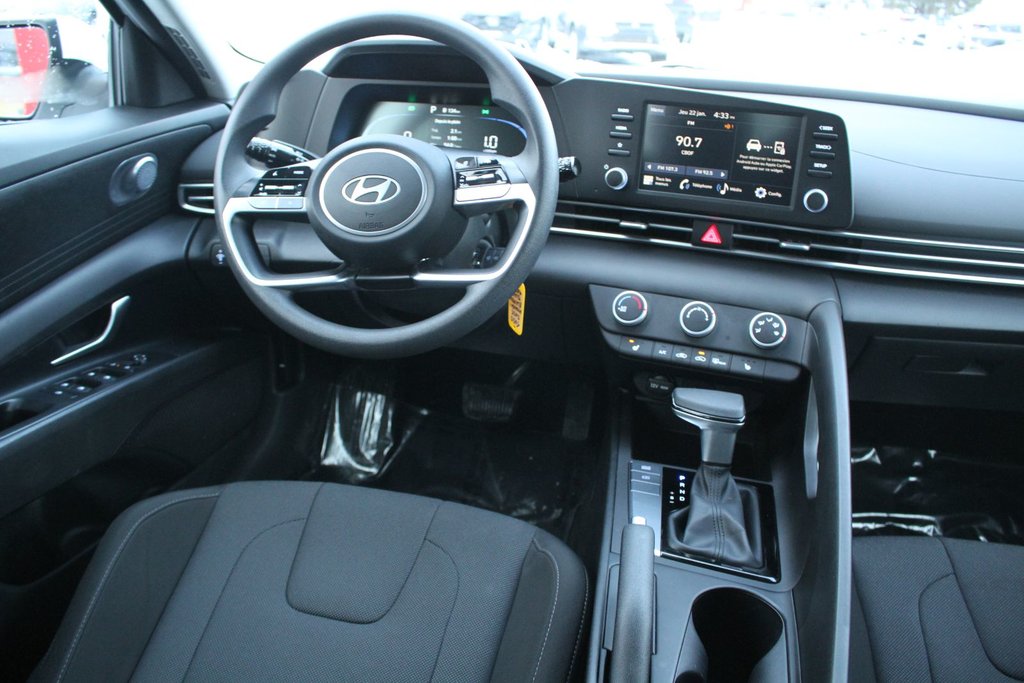 Hyundai Elantra Essential 2025 à Gatineau, Québec - 9 - w1024h768px