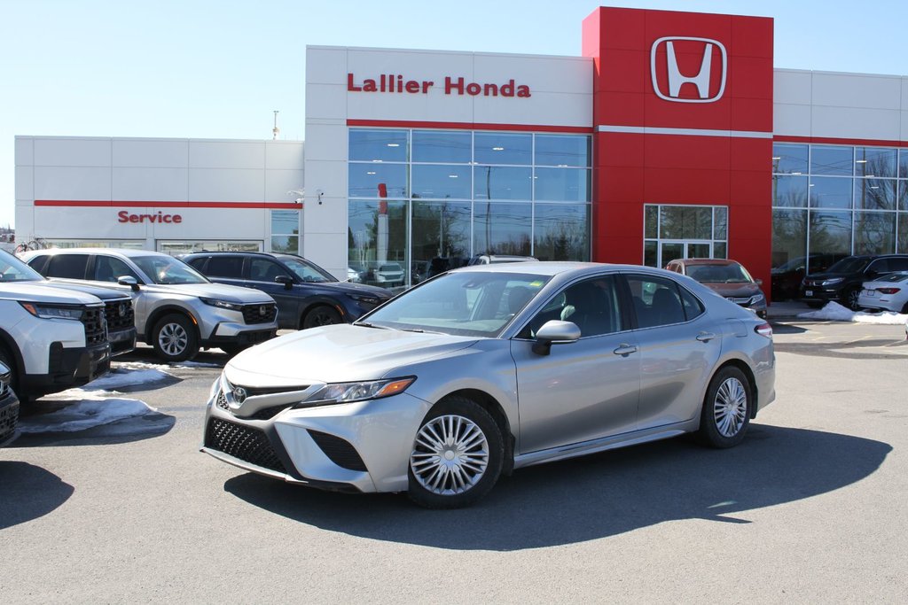 2020 Toyota Camry SE in Gatineau, Quebec - 1 - w1024h768px