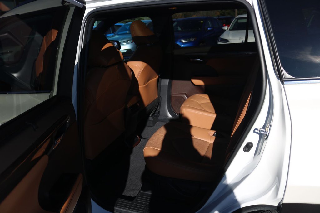 2020 Toyota Highlander Platinum |  AWD in Gatineau, Quebec - 8 - w1024h768px
