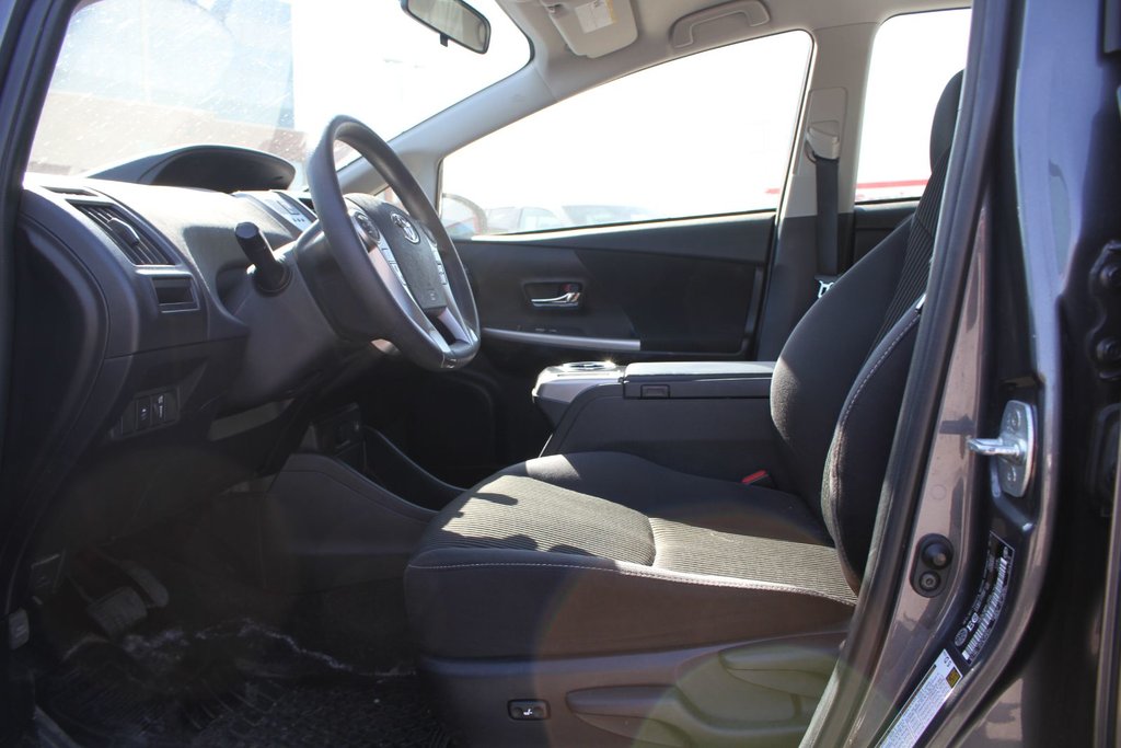 Toyota Prius V 2017 à Gatineau, Québec - 7 - w1024h768px