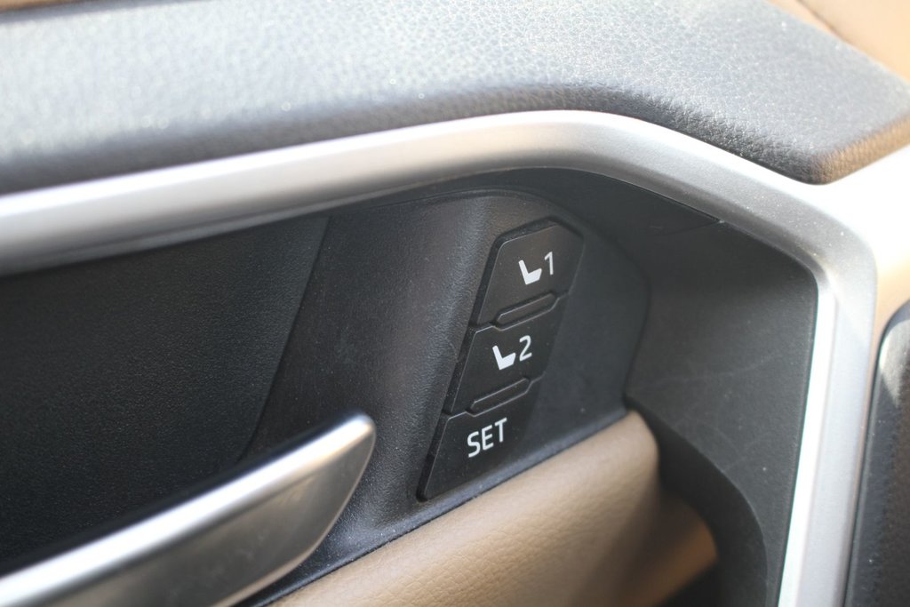 2019 Toyota RAV4 Limited in Gatineau, Quebec - 16 - w1024h768px
