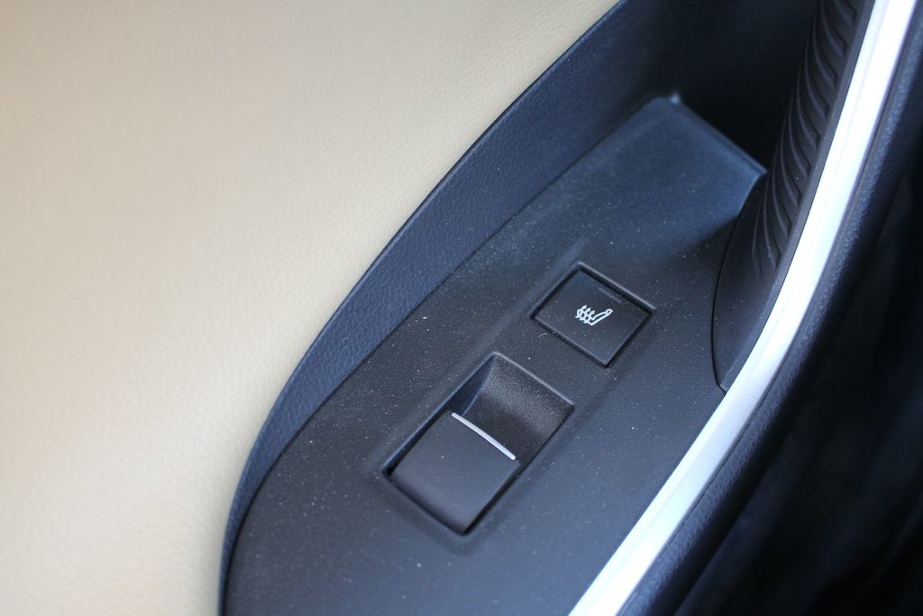 2019 Toyota RAV4 Limited in Gatineau, Quebec - 10 - w1024h768px