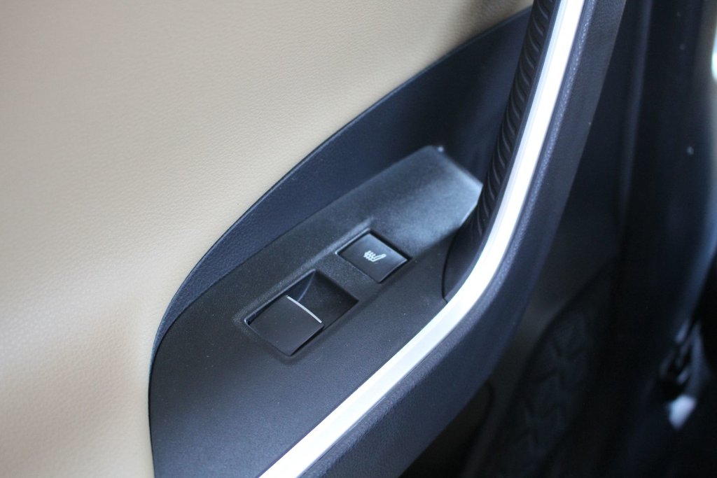 2019 Toyota RAV4 Limited in Gatineau, Quebec - 10 - w1024h768px