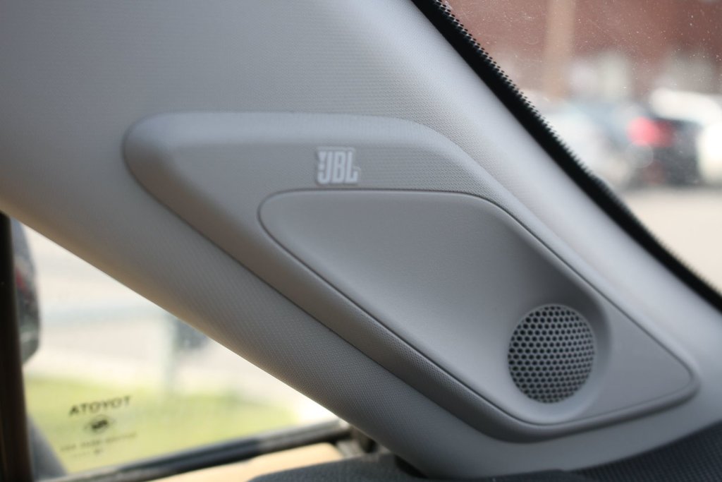 2019 Toyota RAV4 Limited in Gatineau, Quebec - 17 - w1024h768px