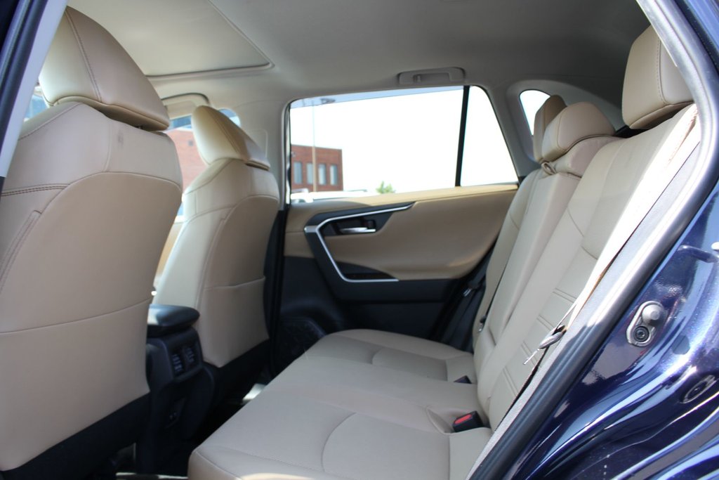 2019 Toyota RAV4 Limited in Gatineau, Quebec - 9 - w1024h768px