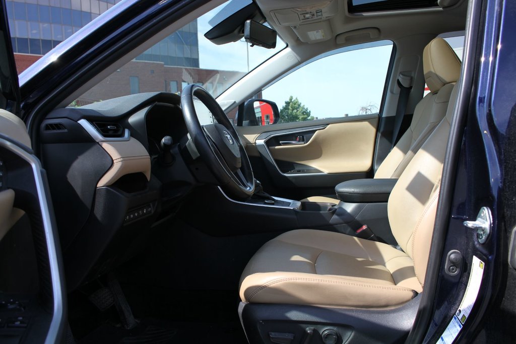 2019 Toyota RAV4 Limited in Gatineau, Quebec - 8 - w1024h768px
