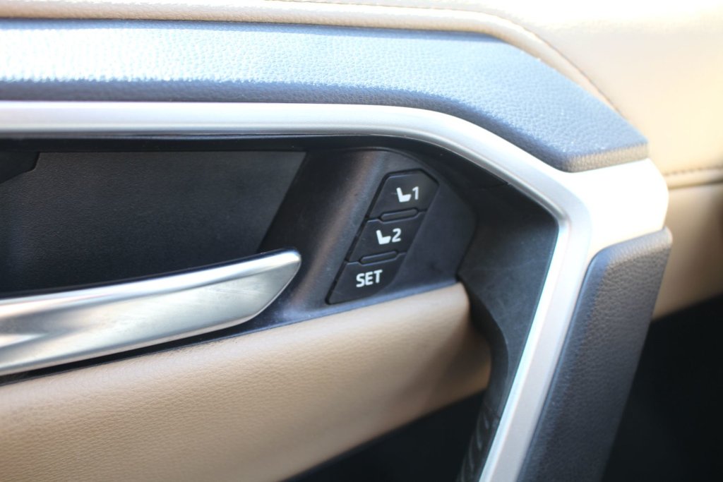 2019 Toyota RAV4 Limited in Gatineau, Quebec - 16 - w1024h768px