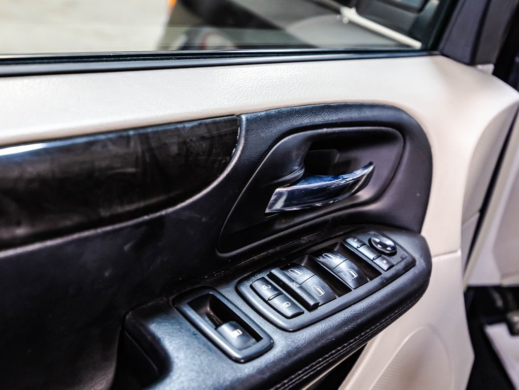 2017 Dodge Grand Caravan Crew in Montréal, Quebec - 11 - w1024h768px