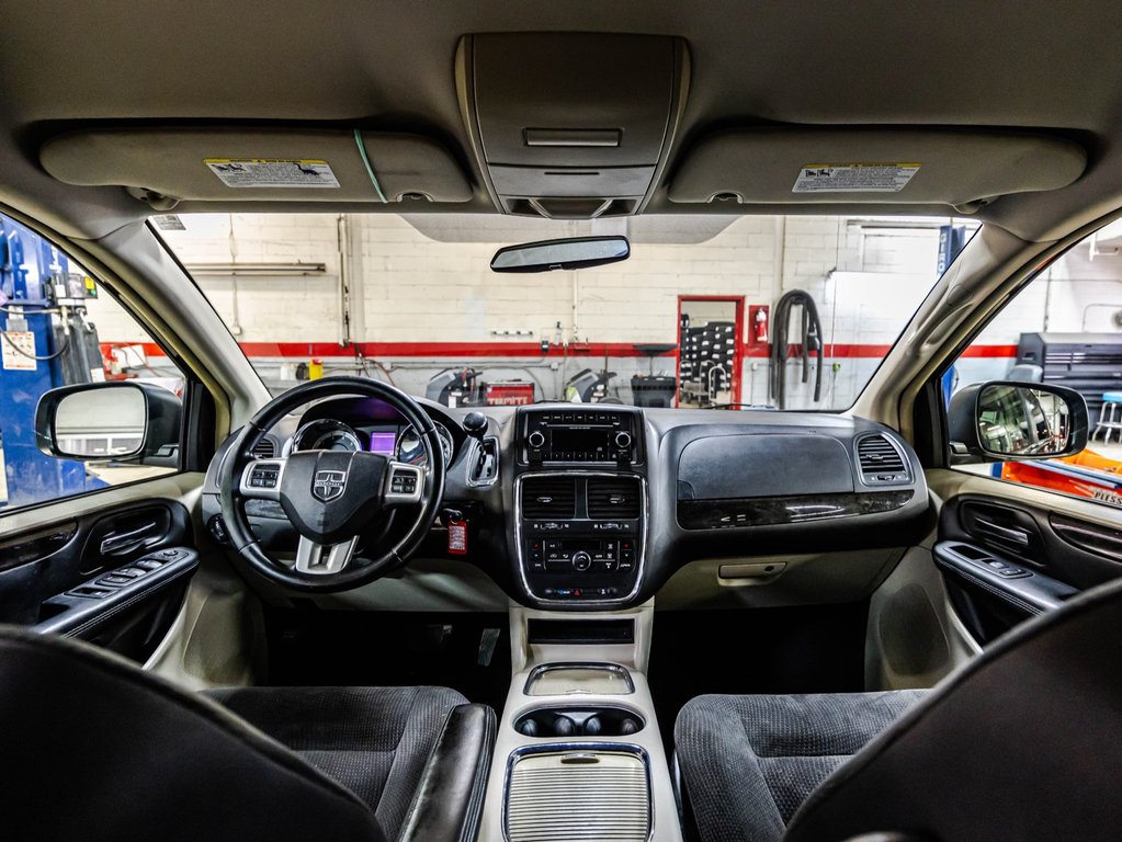 2017 Dodge Grand Caravan Crew in Montréal, Quebec - 13 - w1024h768px