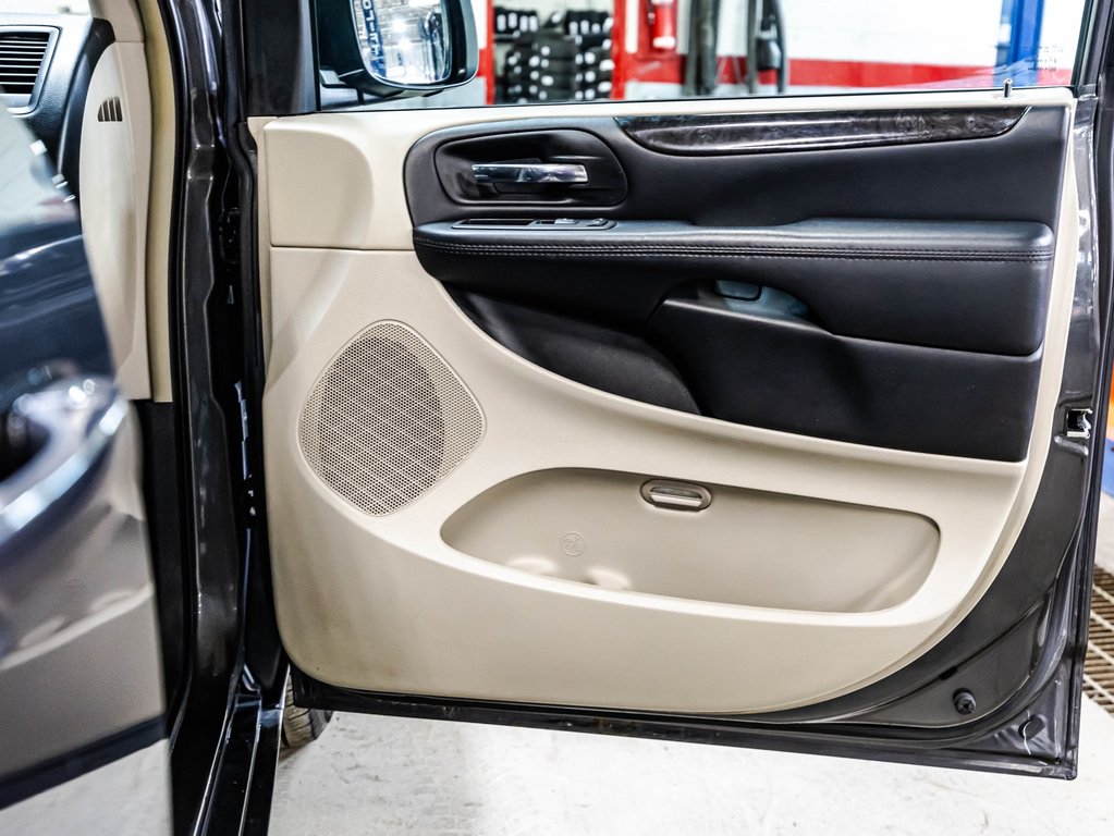 2017 Dodge Grand Caravan Crew in Montréal, Quebec - 16 - w1024h768px