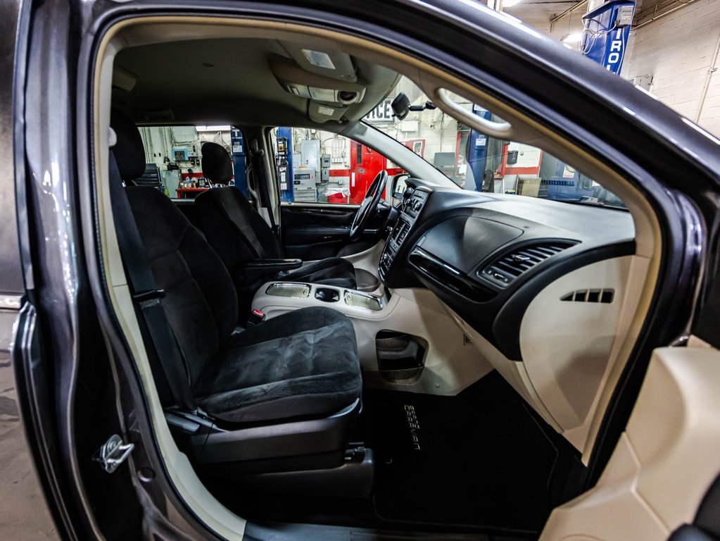 2017 Dodge Grand Caravan Crew in Montréal, Quebec - 17 - w1024h768px