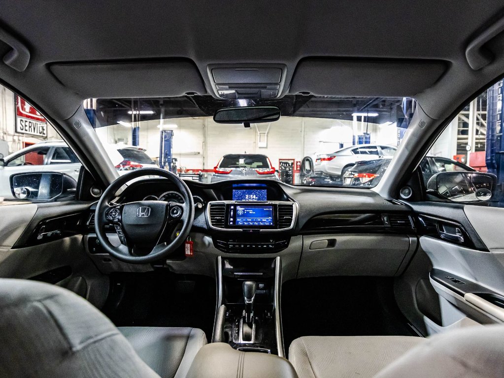 2017 Honda Accord LX in Montréal, Quebec - 14 - w1024h768px