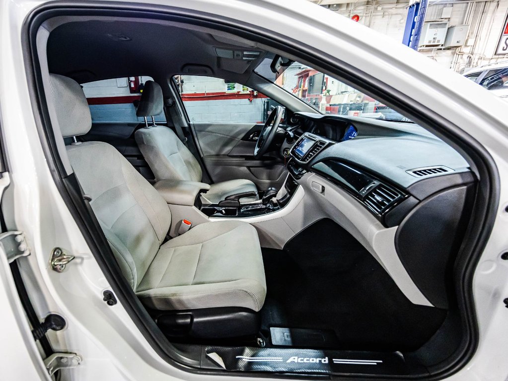 2017 Honda Accord LX in Montréal, Quebec - 17 - w1024h768px