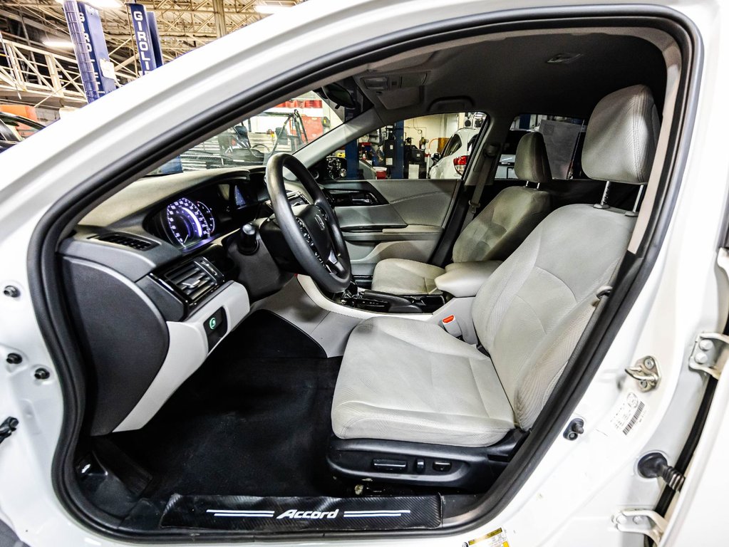2017 Honda Accord LX in Montréal, Quebec - 18 - w1024h768px