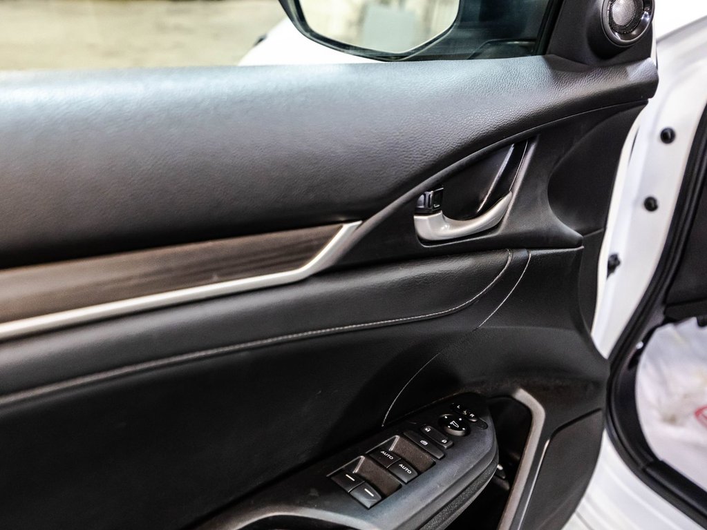 2019 Honda Civic Touring in Montréal, Quebec - 12 - w1024h768px